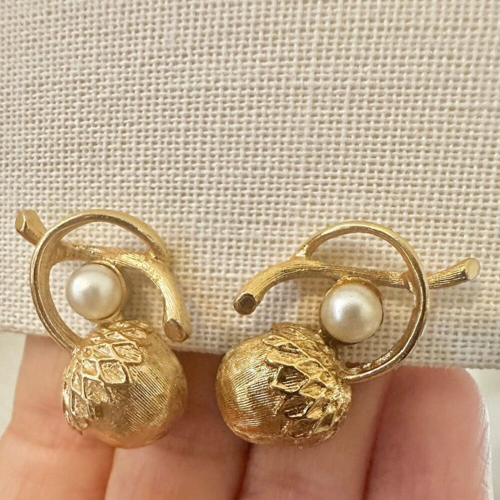 Sarah Coventry Acorn  treasures vintage Faux Pearl Clip On earrings